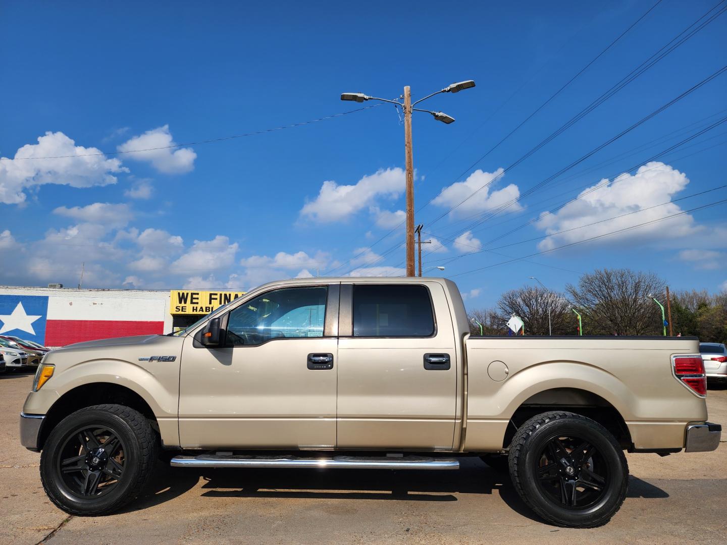 2010 GOLD Ford F-150 XLT (1FTEW1C81AF) , AUTO transmission, located at 2660 S.Garland Avenue, Garland, TX, 75041, (469) 298-3118, 32.885551, -96.655602 - Photo#6